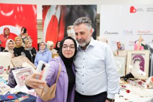 Bayraklı Belediyesi Havuz Düğün Salonu’ndaki yıl sonu etkinliğinde birbirinden değerli