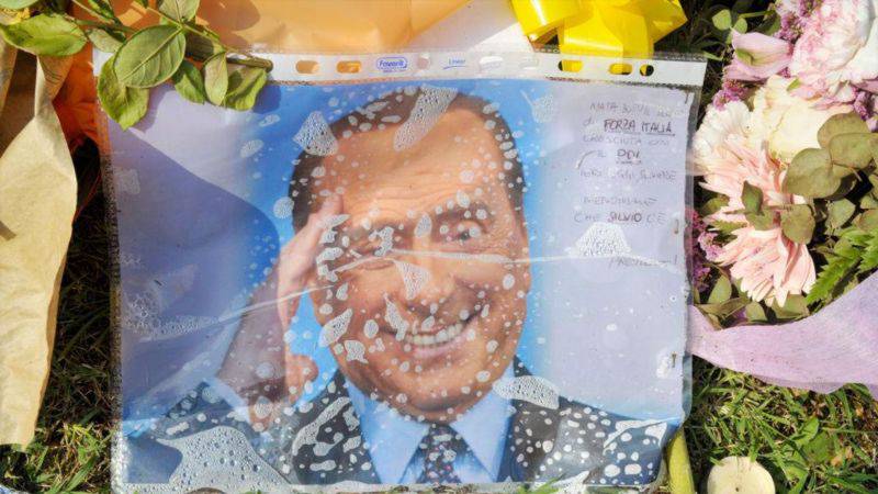 Milano’da lösemi tedavisi gördüğü hastanede Pazartesi günü hayatını kaybeden Berlusconi