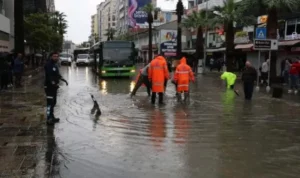 Denizli şehir merkezinde akşam saatlerinde başlayan dolu yağışı, daha sonra