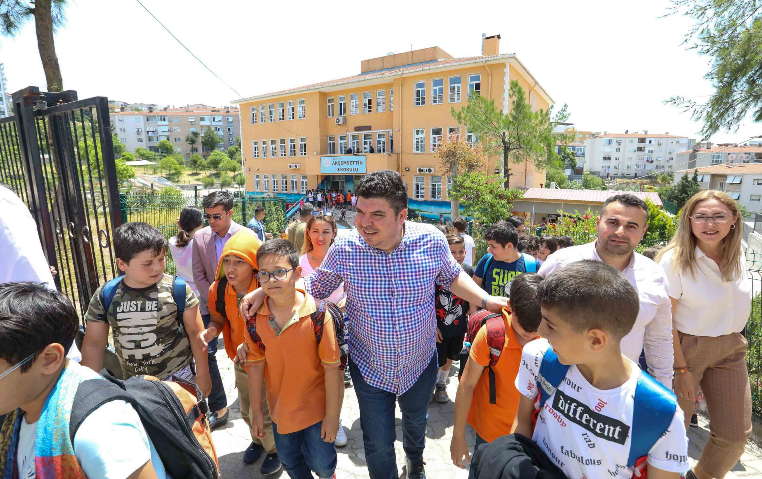 Bucalı miniklerden geri dönüşüm defilesi… Kılıç: ‘Sürdürülebilir bir çevre yaratmak önceliğimiz’ Buca Belediyesi,  5-10 Haziran Çevre Haftası kapsamında çeşitli etkinlikler düzenledi.