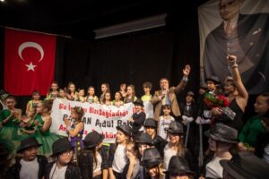 Konak Belediyesi’nin uluslararası yarışmalarda dereceye giren genç dansçılarını da kutlayan