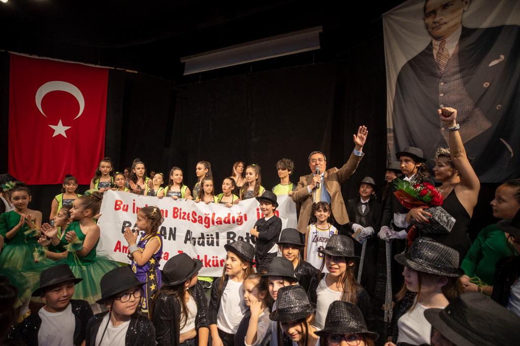 Konak Belediyesi’nin uluslararası yarışmalarda dereceye giren genç dansçılarını da kutlayan