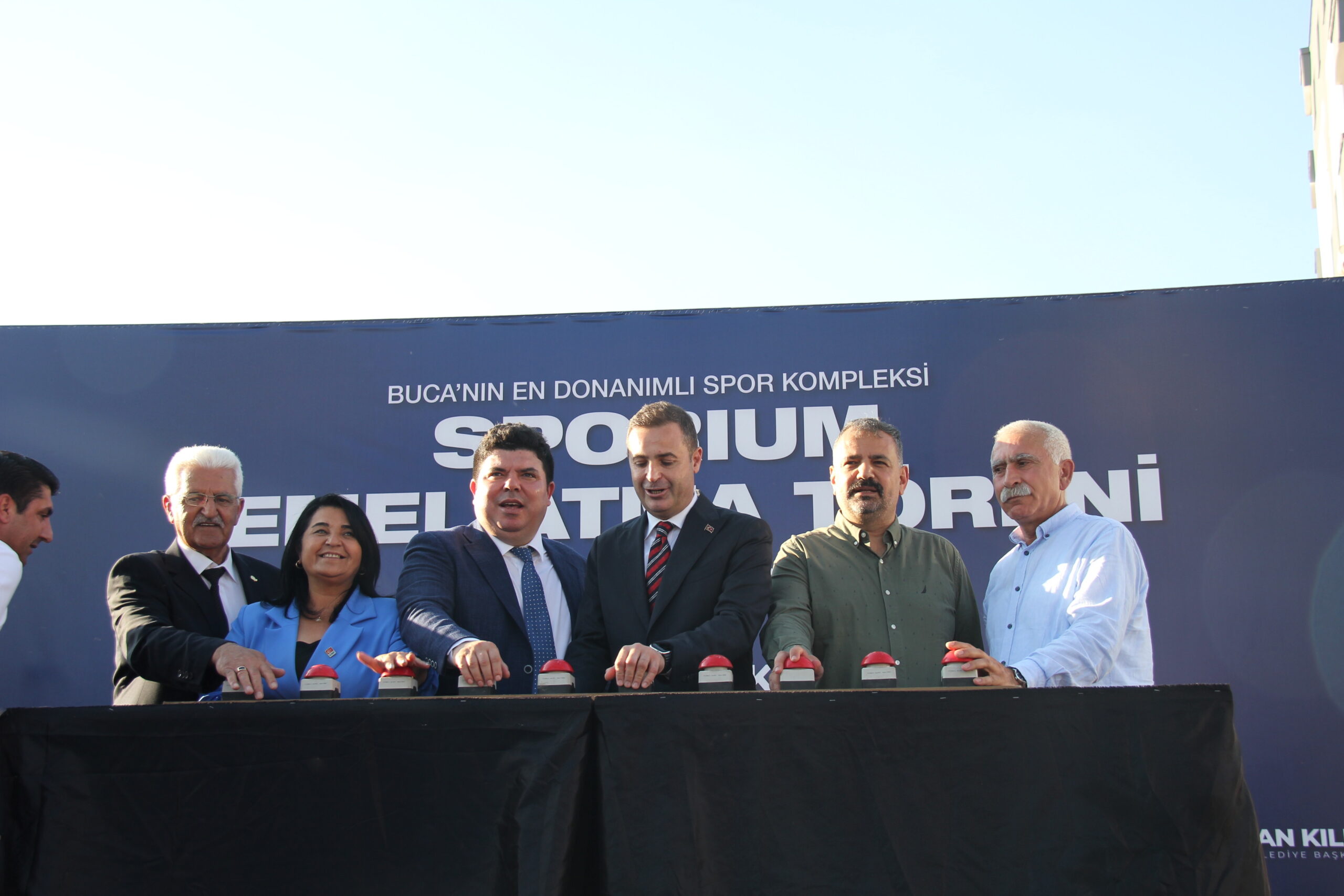 Buca’da görkemli temel atma töreni… Kılıç, Aslanoğlu, Akın Sporium için düğmeye bastılar… DEMOKRAT GÜNDEM- HABER MERKEZİ- EMİN ŞANLI- Buca Belediye Başkanı Erhan