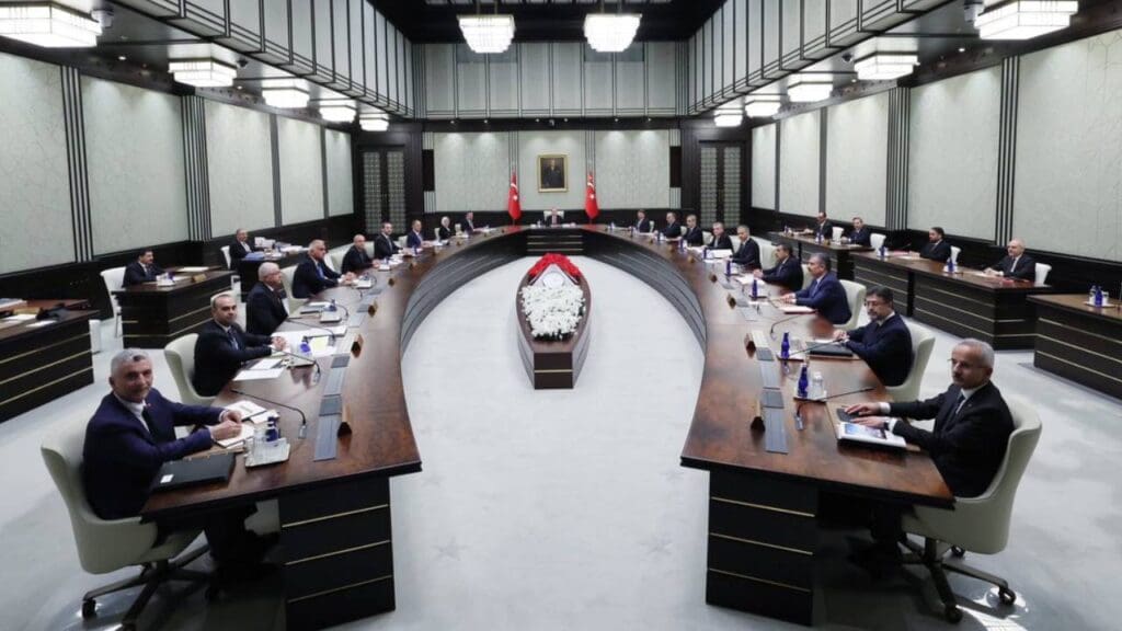 Yeni Kabine bugün 14.00'te toplanacak... Ana gündem ekonomi