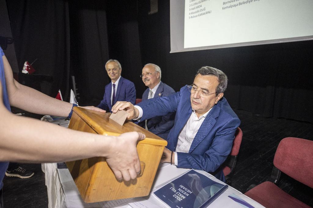 Kıyı Ege’de faaliyet raporuna onay… Başkan Batur: ‘Büyük sınavlar verdik’ Kıyı Ege Belediyeler Birliği’nin 2023 yılı Olağan Meclis Toplantısı, Konak Belediyesi Selahattin Akçiçek