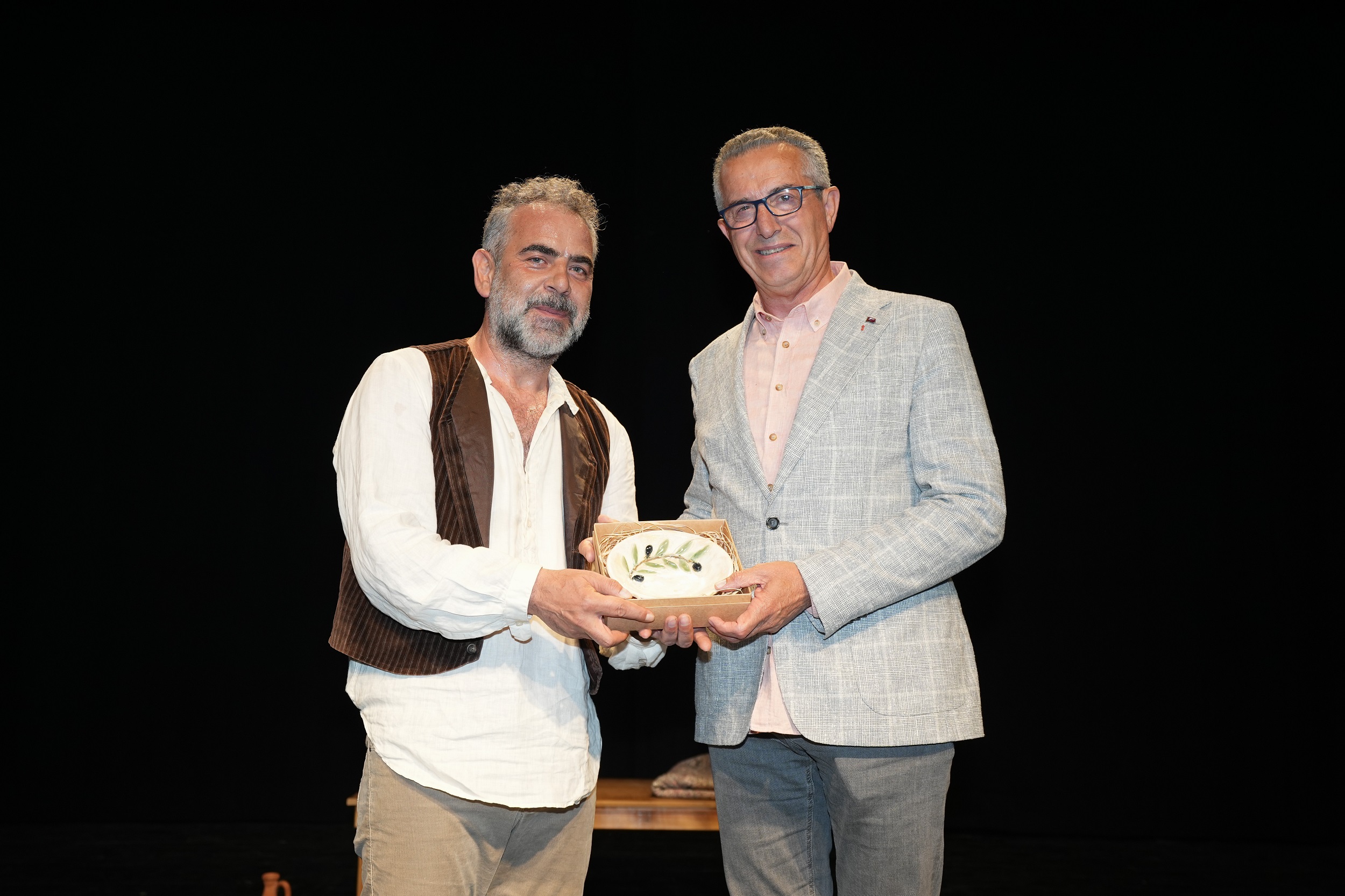 Oyuncu Yurdaer Okur’un, Nazım Hikmet’in şiirlerinden ve mektuplarından uyarlayarak sahnelediği