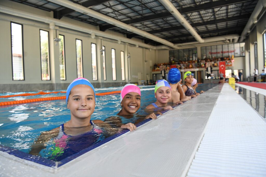Bornova'daki yüzme havuzu, çocuklara hem sağlık hem eğlence sunuyor