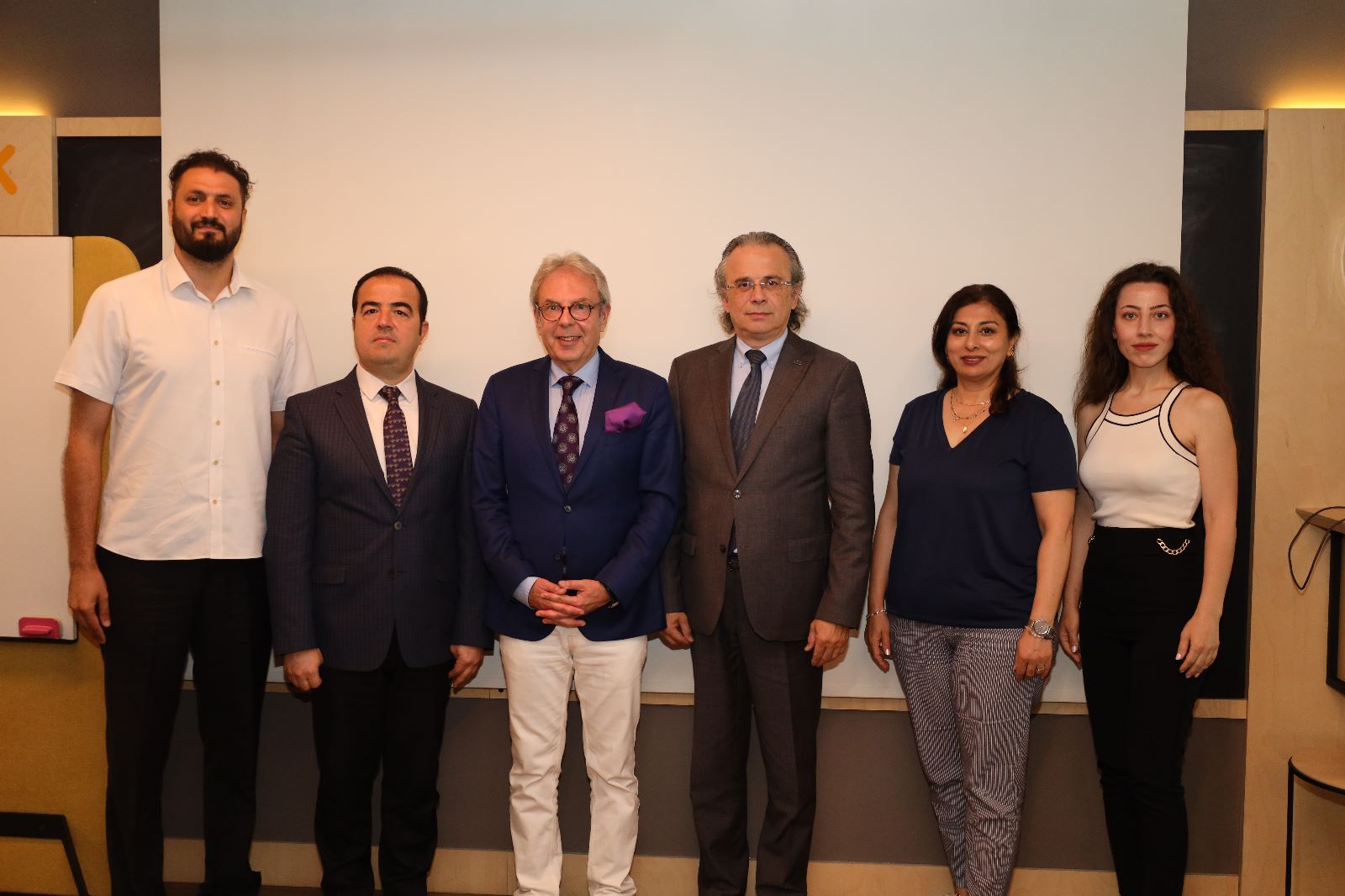Ege İhracatçı Birlikleri mesleki eğitim ile genç nesle yön veriyor Ege İhracatçı Birlikleri gençleri sektöre hazırlıyor… Türkiye’nin yıllık 254 milyar
