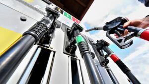 Akaryakıt fiyatlarının, küresel petrol fiyatları ve Dolar/TL kuru üzerindeki hareketliliklere