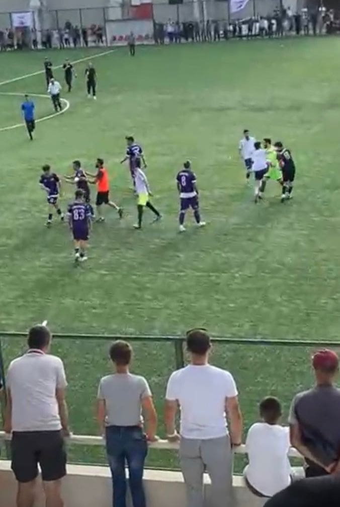 Amatör maçtan sonra saha karıştı, rakip oyunculara saldırdılar
