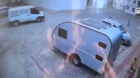 Diyarbakır’da çalışır halde bırakılan aracın direksiyonuna geçen 7 yaşındaki çocuk,