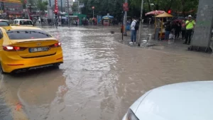 Başkentte öğle saatlerinden itibaren sağanak etkili oldu. Çankaya, Keçiören ve