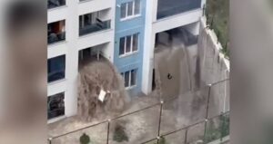 Ankara Yenimahalle’de sağanak nedeniyle bir apartmanın alt katlarını su bastı.