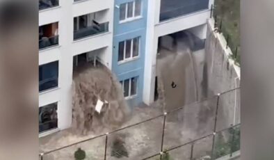 Ankara sağanak: Bir apartmanın alt katlarını su bastığı anlar böyle görüntülendi
