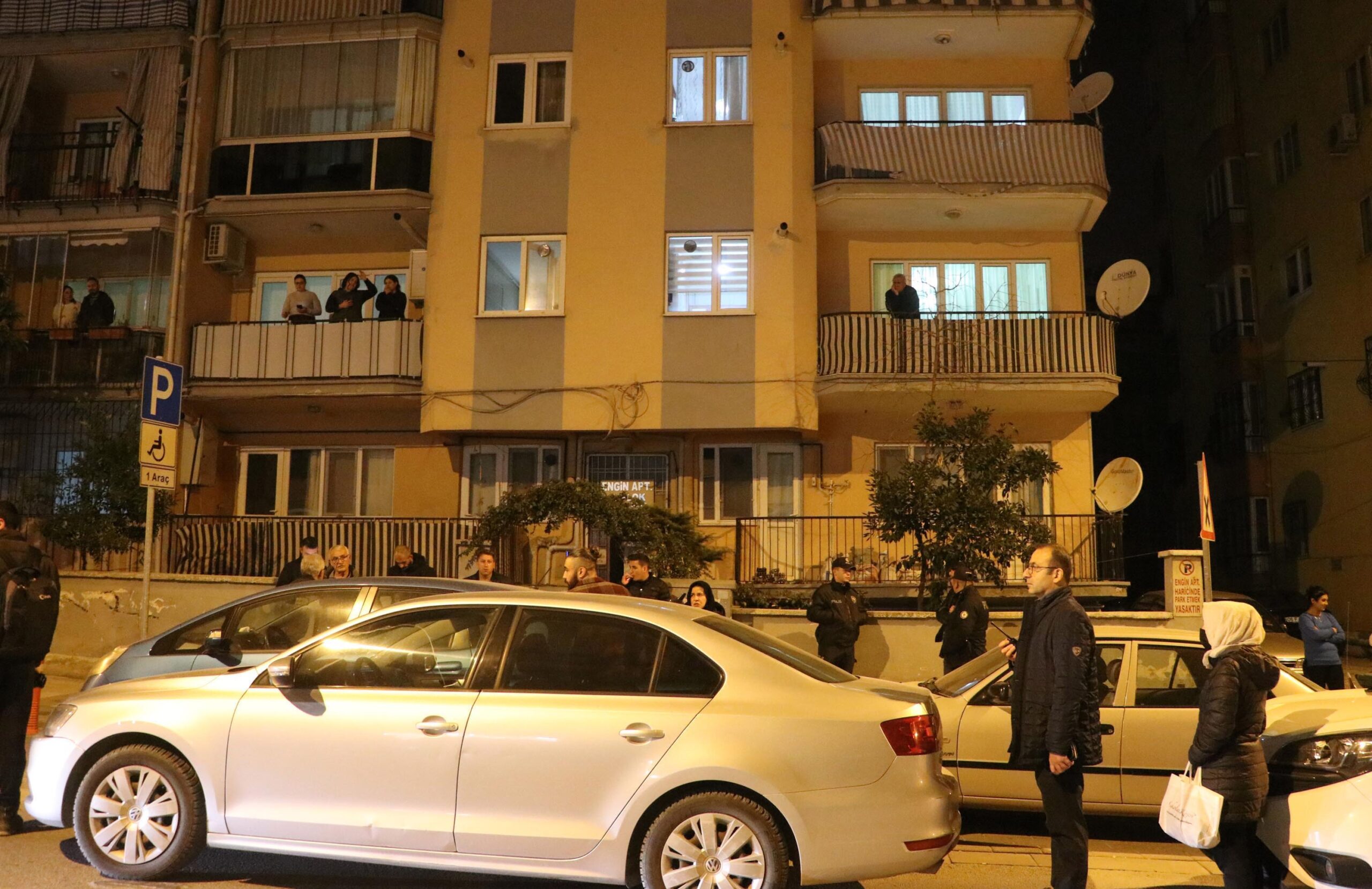 Denizli’nin Merkezefendi ilçesinde, eşi Ummuhan Zerrin Uygun’u (38) boğazını eşarbıyla