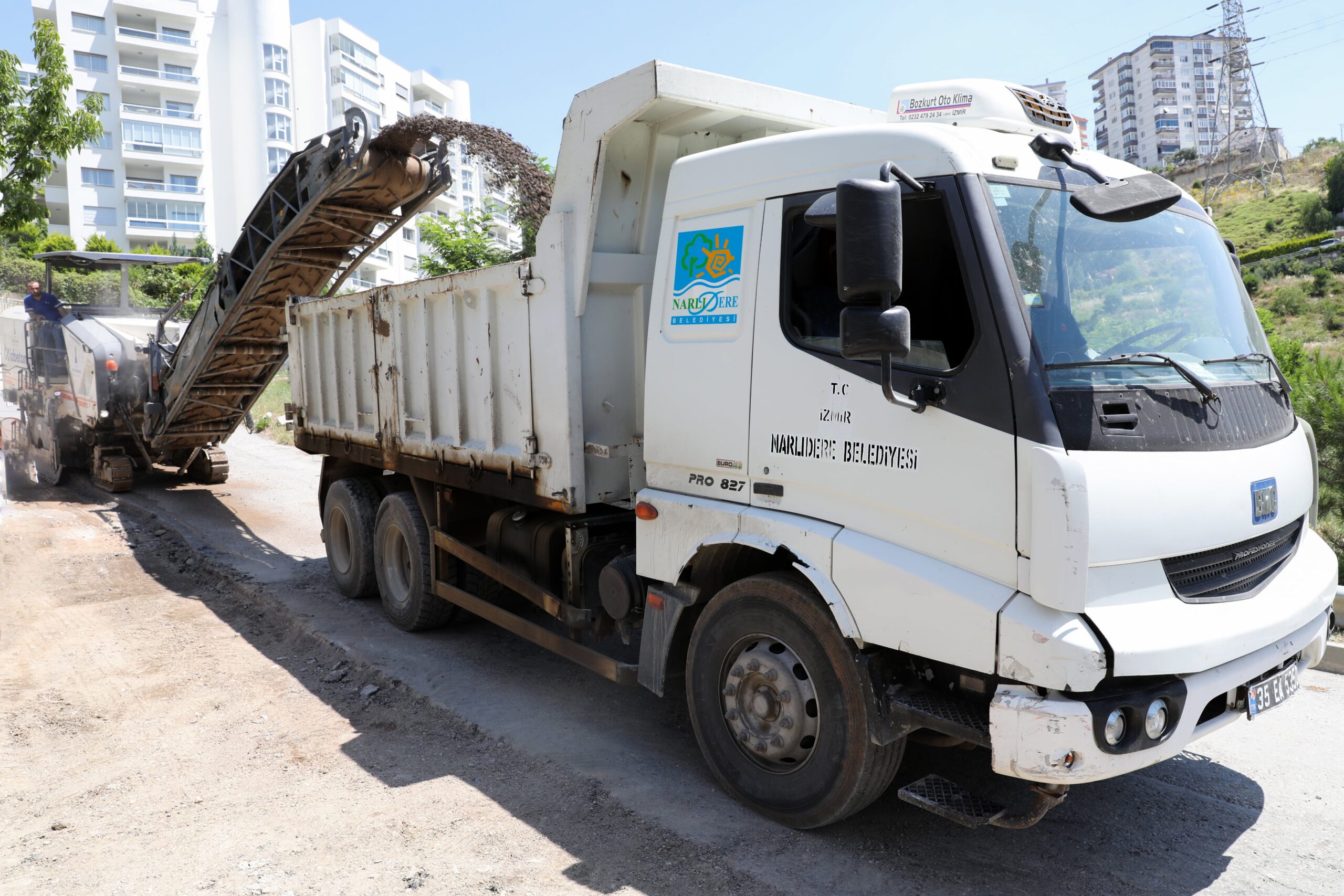 Narlıdere Belediyesi, havaların ısınmasıyla birlikte asfalt serim çalışmalarına hız verdi.