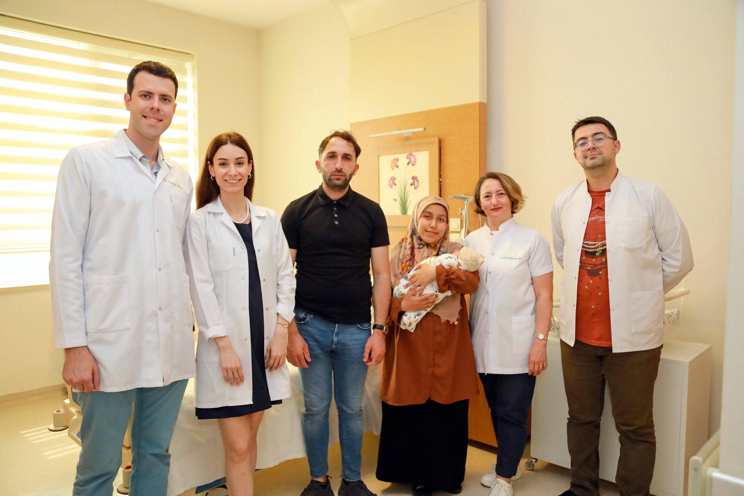 Bağırsakların sol göğüs kafesi içinde olduğu tespit edilen Mehmet bebek,