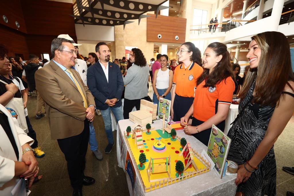 Konak'ta 'Engelsiz Ödüller' sahiplerini buldu... Başkan Batur: 'Bizi en çok mutlu eden hizmetimiz'
