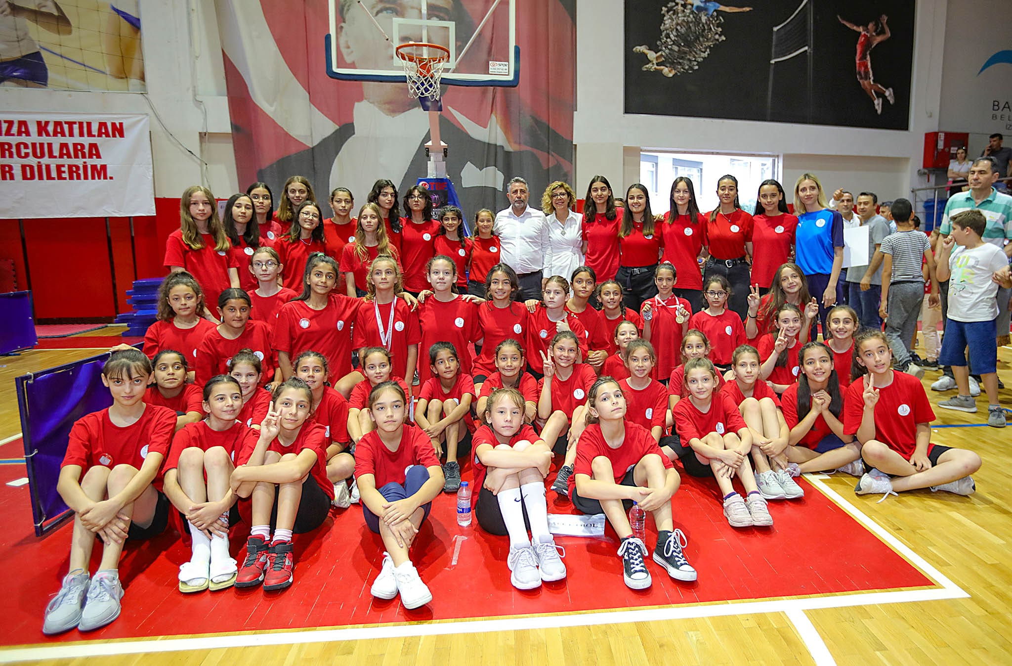 Her yıl binlerce çocuğu spor okullarında buluşturan Bayraklı Belediyesi, bu