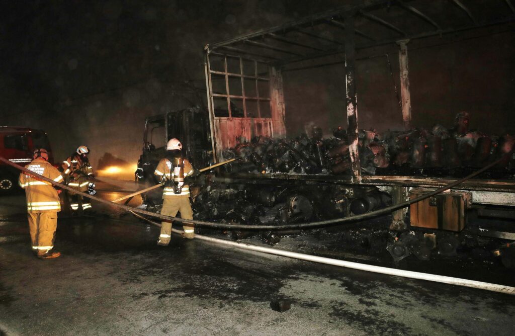 Bayraklı Tüneli'ndeki TIR yangını, elektrik aksamından çıkmış