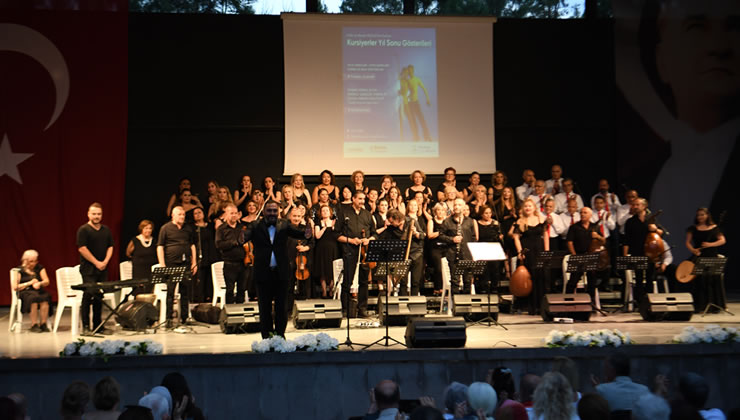 Bornova Belediyesi Türk Sanat Müziği Korosu, unutulmaz bir konserle müzikseverleri büyüledi