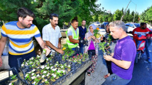 İzmir Büyükşehir Belediyesi, Kurban Bayramı öncesinde mezarlıklarda yakınlarını ziyaret edenlere,