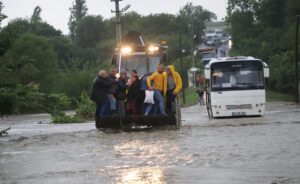 Kent merkezinde akşam saatlerinde başlayan ve aralıksız devam eden şiddetli