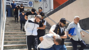 İstanbul’da polis olduklarını söyleyerek yolda yürüyen bir kişinin 300 bin