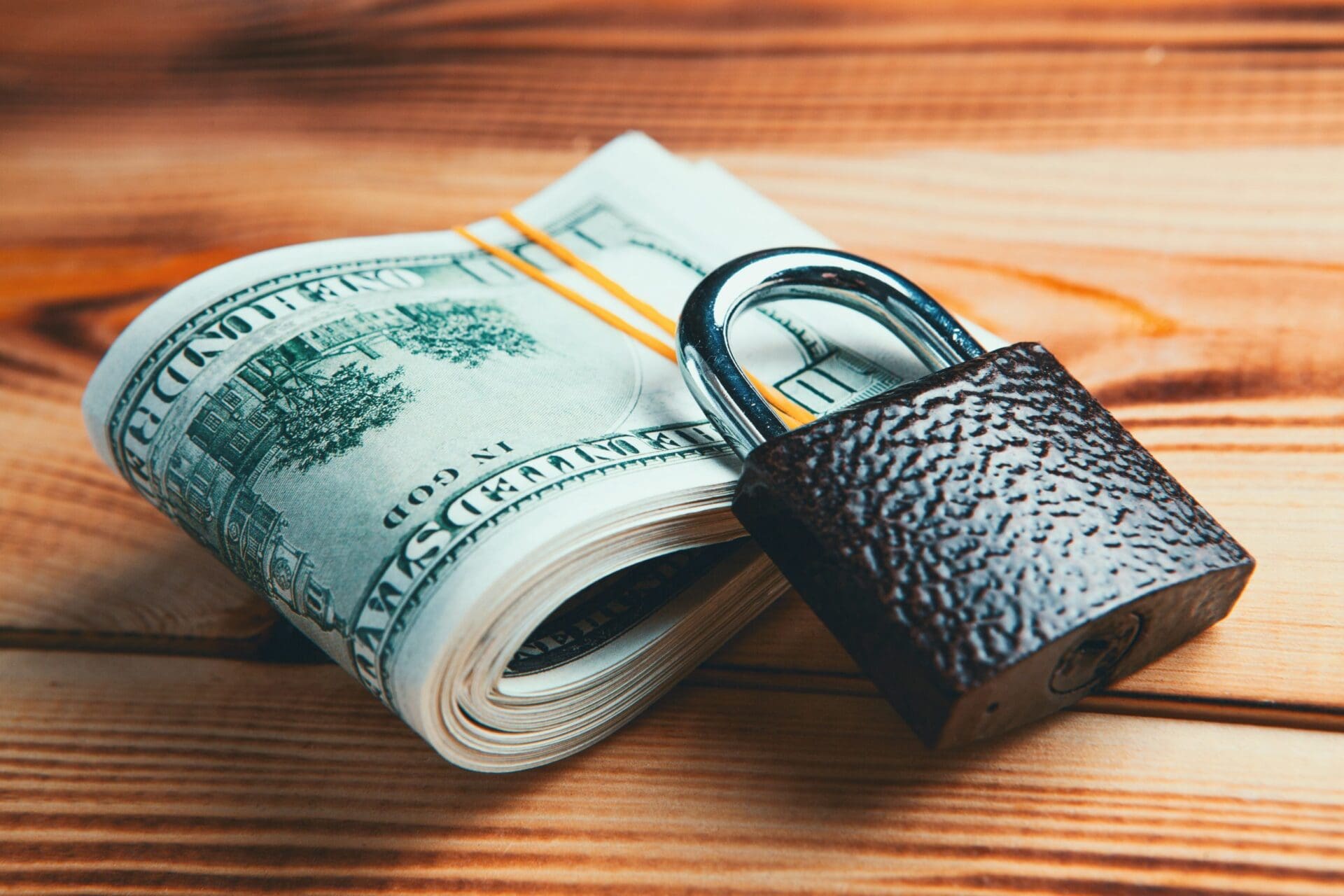Dolar-TL kuru 23, 68 seviyesini bularak rekor kırmaya devam ediyor.