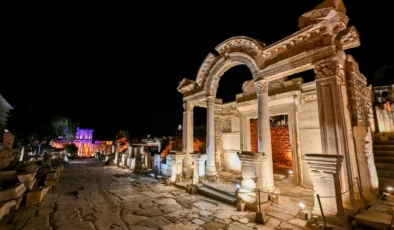 Efes Antik Kenti gece ışıklandırmasıyla mest ediyor!