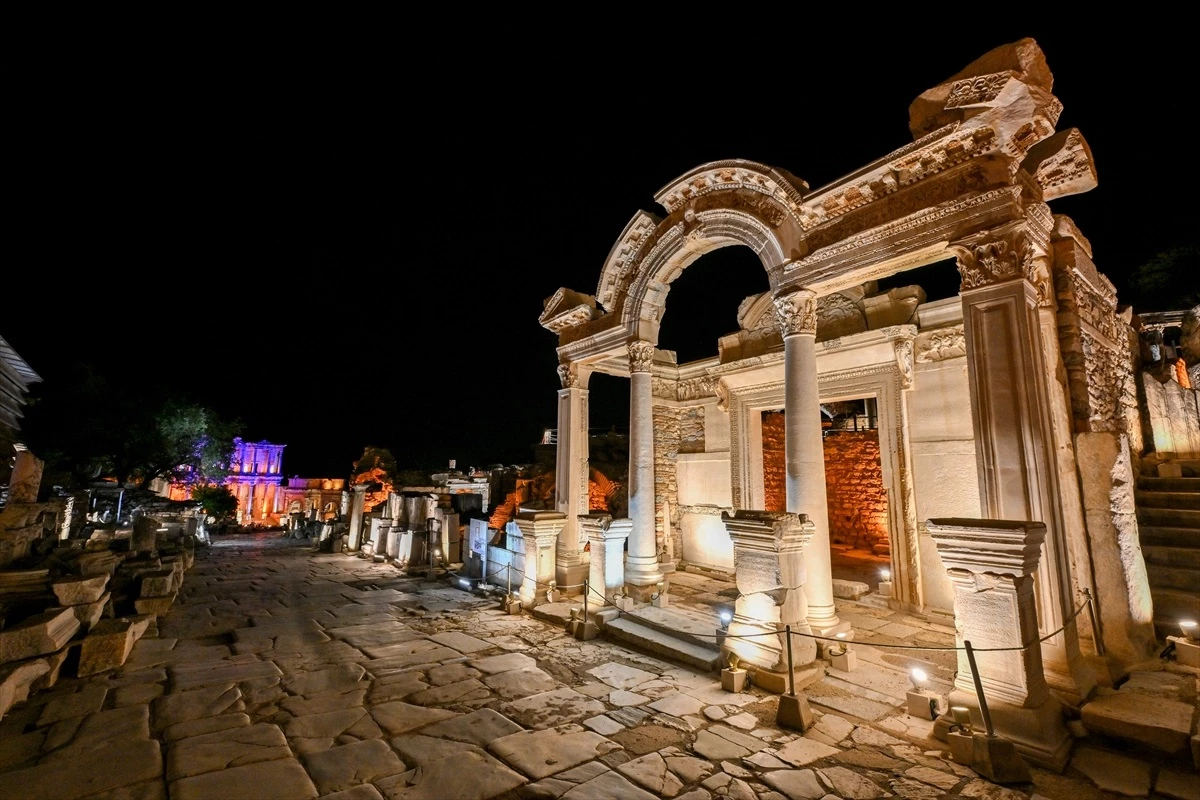 İzmir’in Selçuk ilçesinde bulunan Efes Antik Kenti, özel ledlerle yapılan