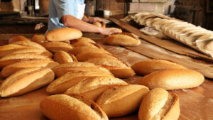 200 gram ekmek fiyatı 5 liradan 7 liraya yükseltildi.