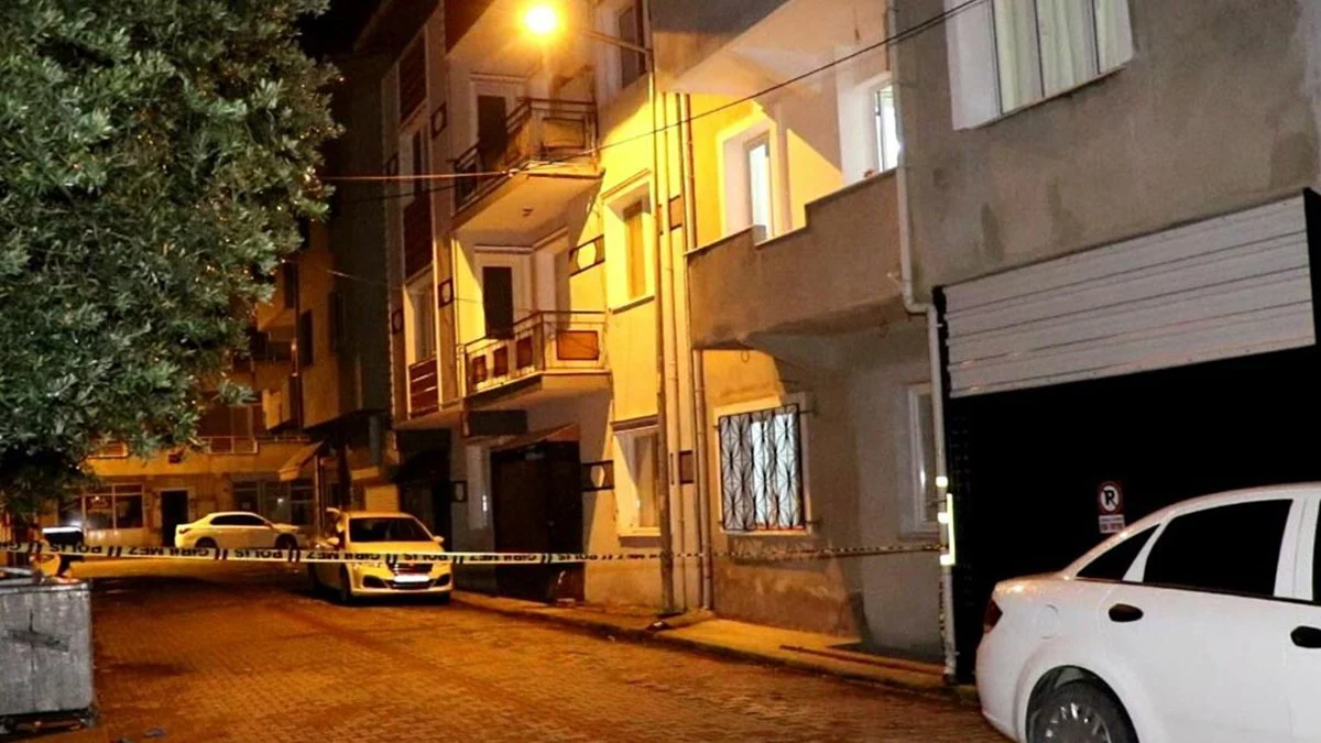 İzmir’in Gaziemir ilçesinde Mustafa Yılmaz (43), eşi Nermin Yılmaz’ı (40)