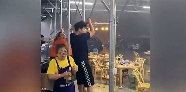 Çin’in orta kesimlerindeki Hubei eyaletinde, şiddetli rüzgarın etkisiyle bir restoranın