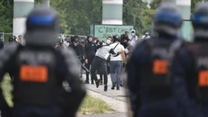 Paris’in Nanterre banliyösünde Nael M. isimli 17 yaşındaki sürücünün polisin