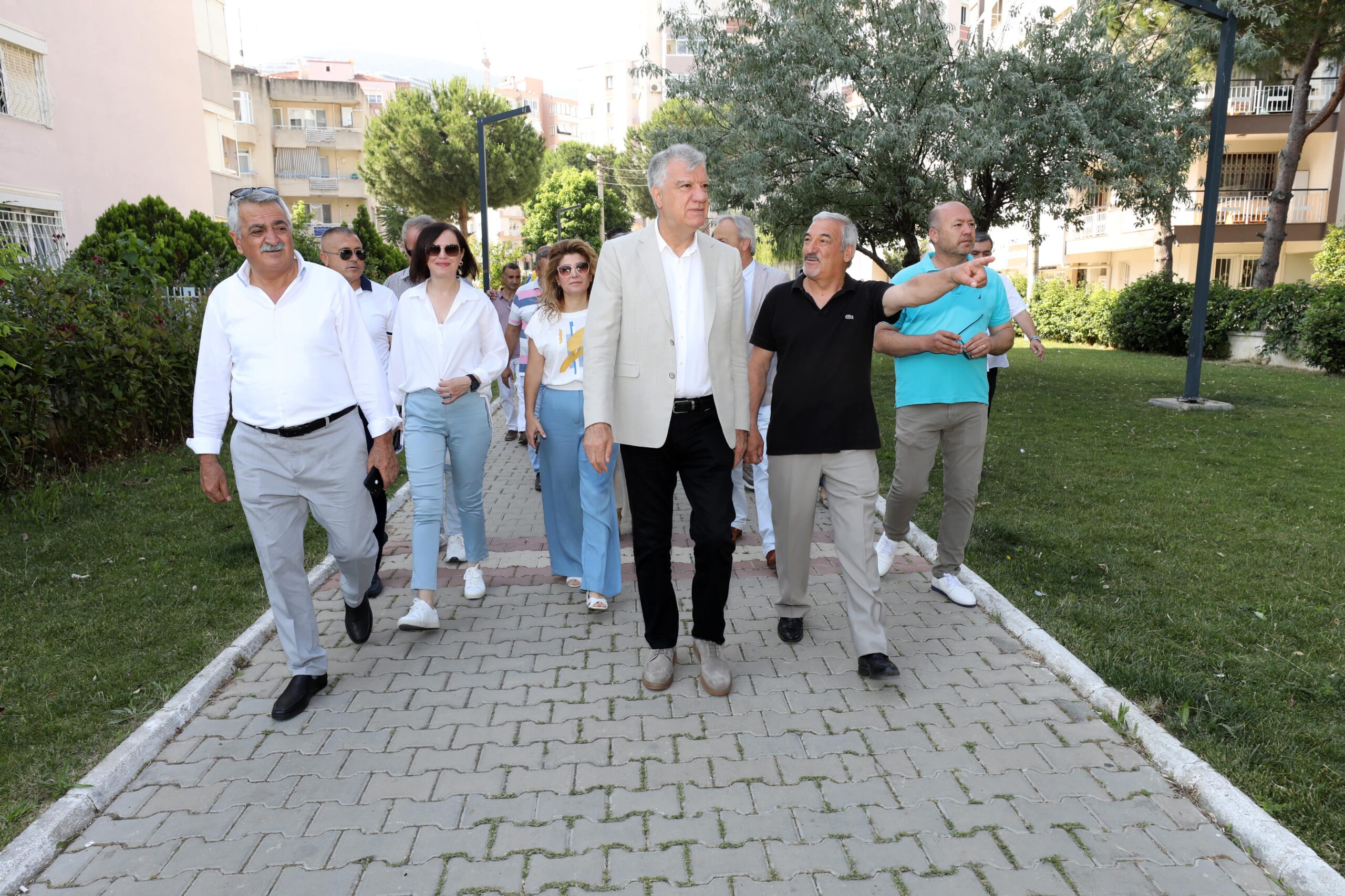 Başkan Engin, mahalle gezilerine devam ediyor… ‘Muhtarlarımız en büyük destekçimiz’ Narlıdere Belediye Başkanı Ali Engin, mesai arkadaşlarıyla birlikte mahalle gezilerine