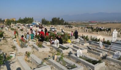 Hatay’da buruk bayram; İlk ziyaret deprem mezarlıklarına oldu