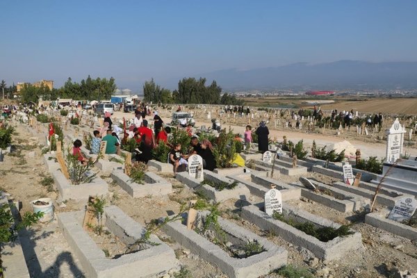 Hatay’da buruk bayram; İlk ziyaret deprem mezarlıklarına oldu