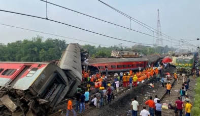 Hindistan’da 3 tren birbirine girdi: 233 ölü, 900’den fazla yaralı