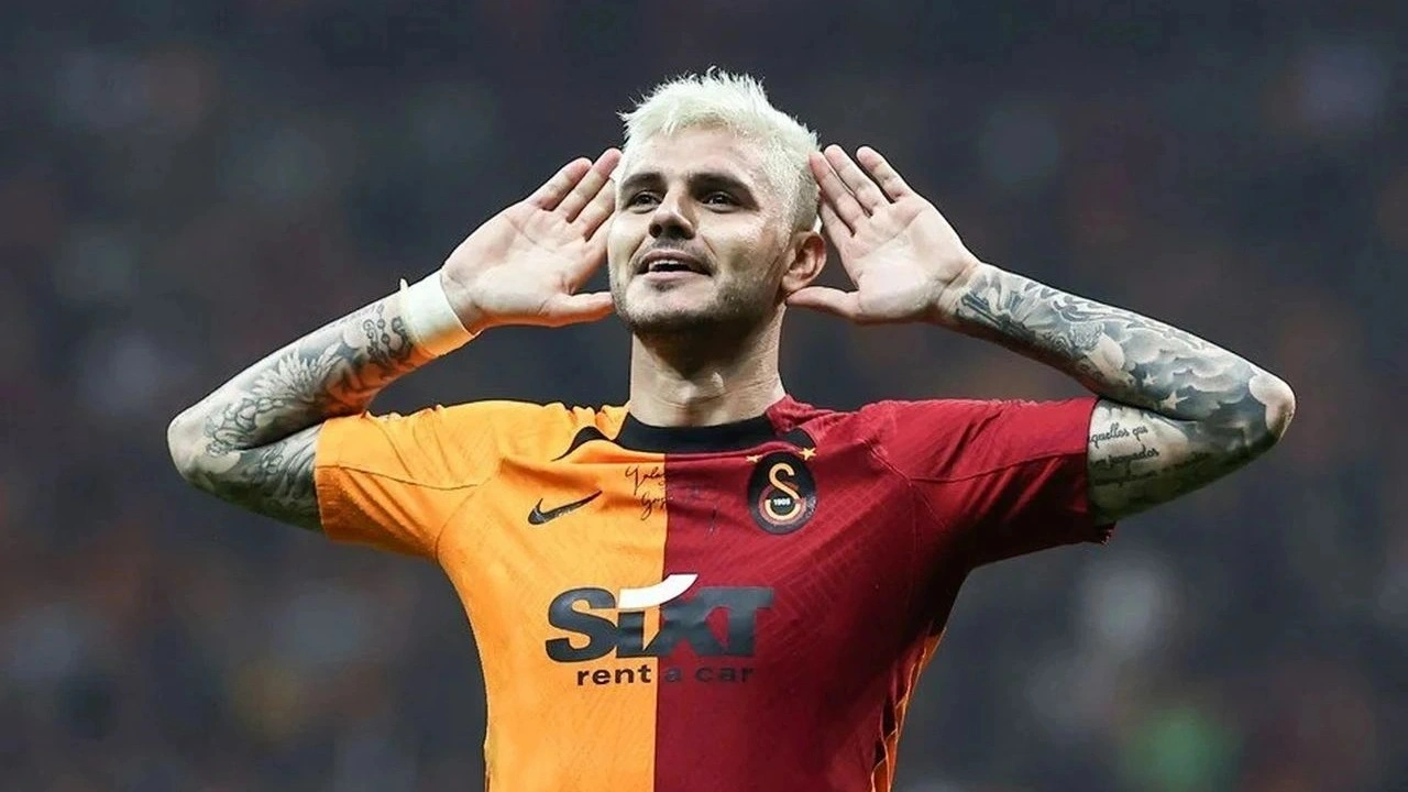 Galatasaray Başkanı Dursun Özbek, şampiyonluk kutlamaları etkinliğinde Galatasaray’ın yıldız golcüsü