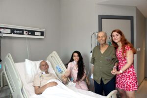 Siroz nedeniyle hayati tehlike yaşayan Mehmet Aygeroğlu’na (57) kızı Cansu,