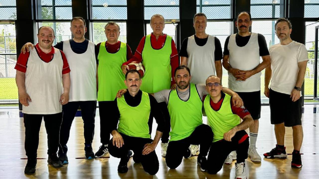 Cumhurbaşkanı Erdoğan bakanlarla basketbol oynadı