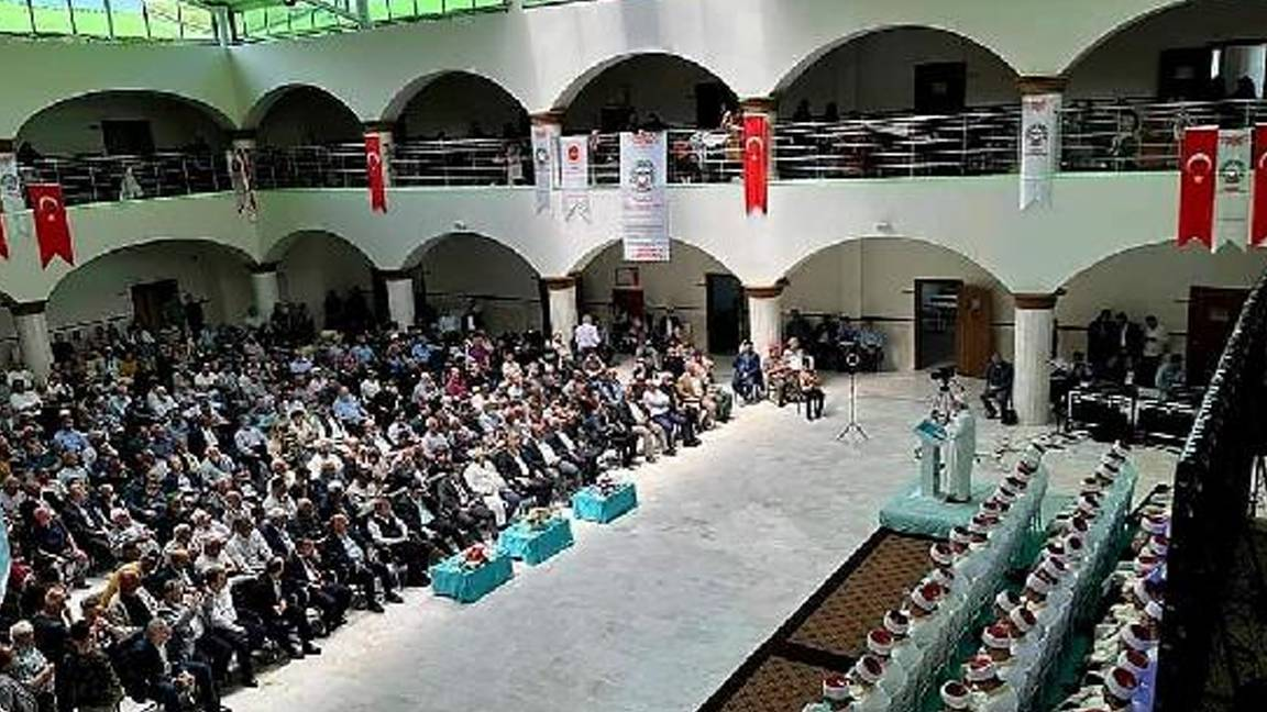 Trabzon’un Arsin ilçesinde Kur’an kursunda düzenlenen mezuniyet töreninde ikram edilen