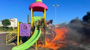 İzmir Buca’da çocuk parkı ateşe verildi!