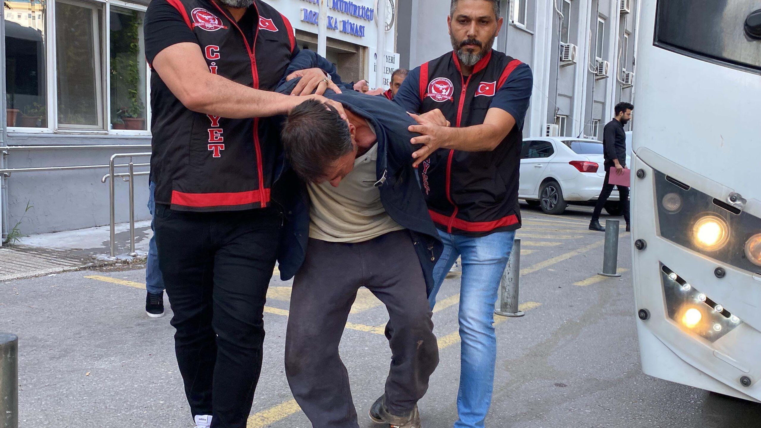 İzmir’de 4 kişiyi öldürüp derin dondurucuya koyan katil zanlısı tutuklandı İzmir'de 4 kişiyi öldüren seri katil Saparmurat Haliyev tutuklandı.