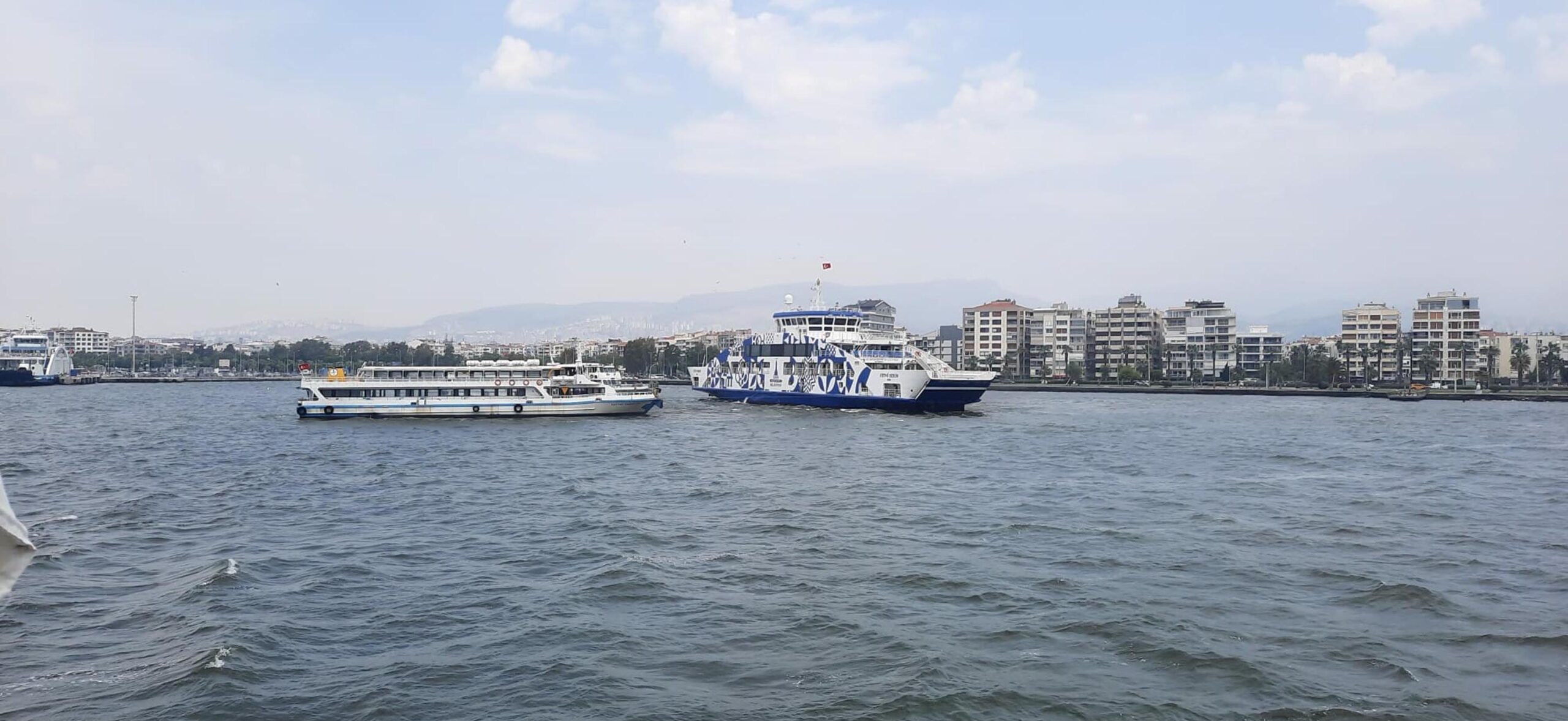 İzmir’de, arabalı vapur karaya oturdu İZDENİZ Genel Müdürlüğü’nden yapılan açıklamada, “İZDENİZ filosunda yer alan tekneden gemiye