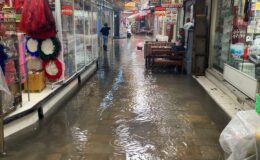 İzmir’de sağanak yağış… Tarihi çarşıyı su bastı