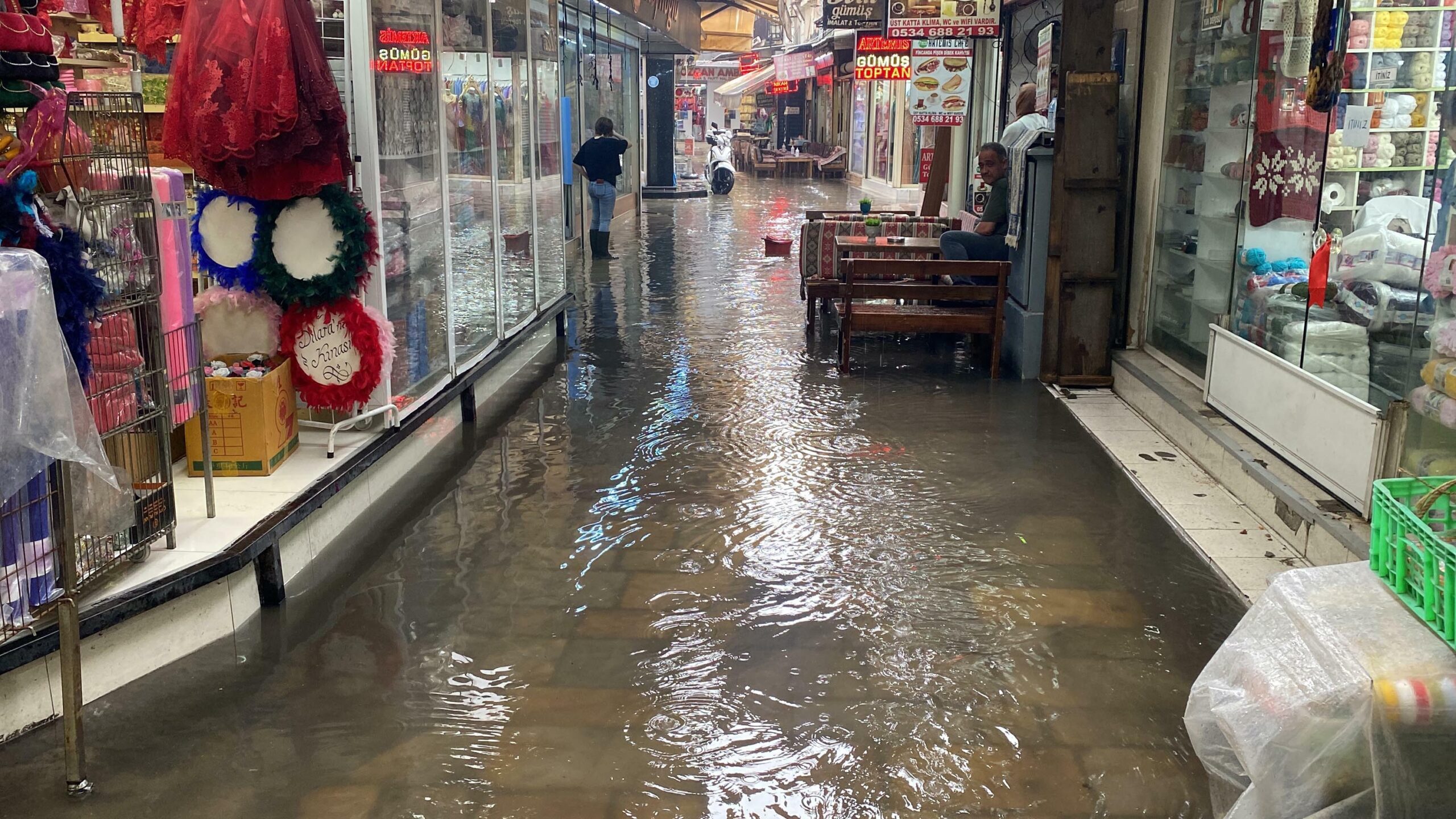 MOTOR STOP ETTİ Bayraklı ilçesinde sağanağa yakalanan ve motosikleti arızalanan