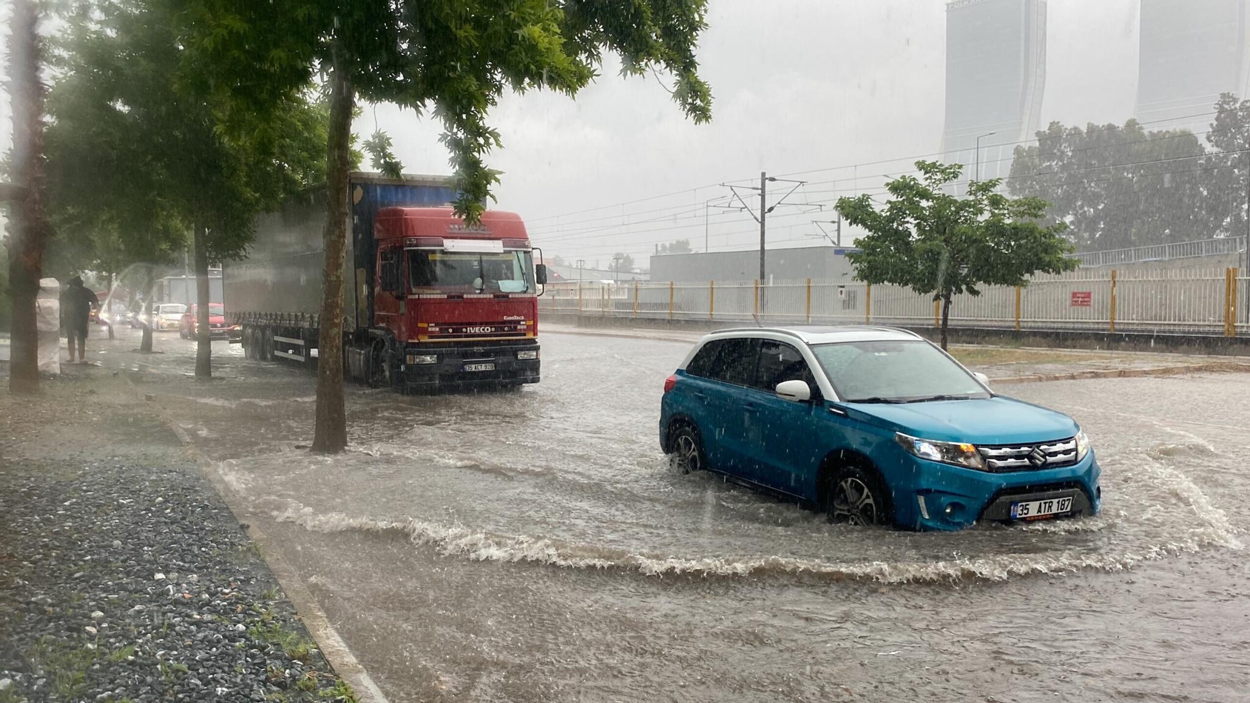 Meteoroloji Genel Müdürlüğü’nün uyarısının ardından bugün öğle saatlerinde İzmir’de gök