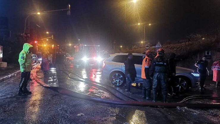 İzmir’de sağanak sonrası çok sayıda araç sel sularına kapıldı